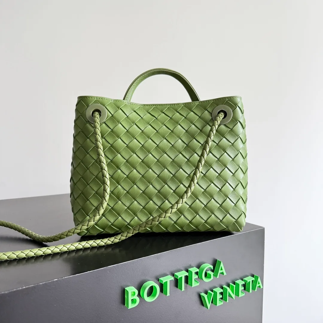 The 2023 new Andiamo batch of 1860 BV has been shipped‼ ️Really popular🔥The new Andiamo woven handbag launched by Bottega Veneta this season is really popular all over the world! ! Celebrities at home and abroad have worn it, and Oscar-winning actress Michelle Yeoh has taken it out on the street. Song Jia, Trai Yara, Yu Feihong, Sanji Ayaka, Rosie Hunting-Whiteley, Yoshioka Riho, etc. have all picked up this bag. It is classic and versatile, showing off its temperament, and the bag capacity is also large, which is very convenient for daily commuting! ! A variety of carrying methods, the shoulder straps can be adjusted by yourself, the original lambskin feels soft and delicate, and the unisex style breaks gender boundaries and brings a more practical and longer-lasting use experience. Andiamo, which has both elegant and casual styles, perfectly interprets the true appearance of "fashionable old money style". Style number: 743568 Size: 25*22*10.5cm